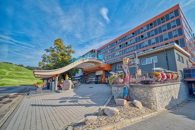 Hotelansicht des Familienhotels Feldberger Hof im Sommer