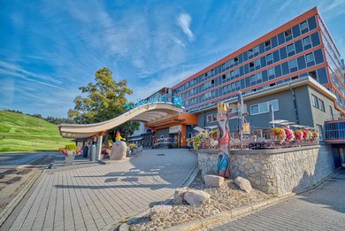 Hotelansicht des Familienhotels Feldberger Hof im Sommer