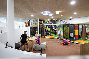 Teenager spielen in der Indoor-Spielhalle im Familienhotel Alphotel Tyrol Wellness & Family Resort in Südtirol.