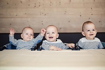 Drei Babys im Urlaub im Family Home Alpenhof in Südtirol.