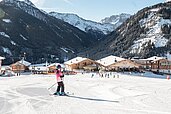 Mädchen auf einer Skipiste in der Nähe des Almfamilyhotels Scherer in Tirol.