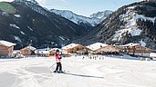 Mädchen auf einer Skipiste in der Nähe des Almfamilyhotels Scherer in Tirol.