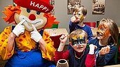 Bunter und sicherer Indoor-Spielbereich im Familienhotel Deichkrone mit weichen Schaumstoffblöcken, einem kleinen gelben Kinderfahrzeug und einem Kriechtunnel, ideal für Spiel und Spaß bei den jüngsten Gästen.