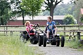 Zwei Jugendliche Kinder beim Kettcar fahren im Familienhotel Landhuus Laurenz im Münsterland.