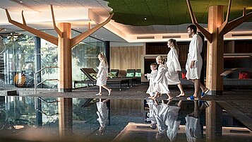 Die ganze Familie genießt im Last Minute Familienurlaub den familienfreundlichen Wellnessbereich des Hotels.