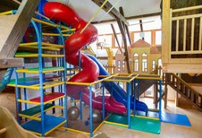 Bunter Indoor-Spielplatz mit Rutschen und Klettergerüst im Familienhotel Ramsi.