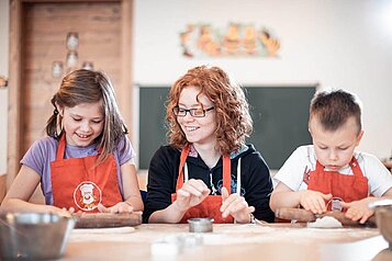 Kinder basteln im Happy-Club im Family Home Alpenhof in Südtirol.