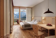 Helles Familienzimmer mit Balkon und Bergblick im Familienhotel Bella Vista in Südtirol.