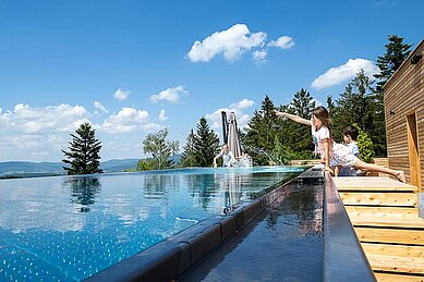 Großer Pool der zu der Penthousewohnung des Familienhotels Ulriochshof im Bayerischenwald gehört.