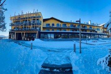 Das Familienhotel Landhaus zur Ohe im Bayerischen Wald im Winter.