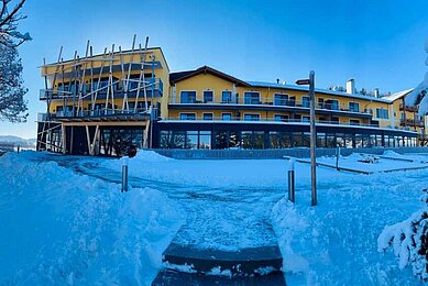 Das Familienhotel Landhaus zur Ohe im Bayerischen Wald im Winter.