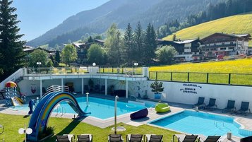 Blick auf die beiden Pools im Außengelände im Well- und Familienhotel Egger im Salzburger Land.