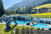 Blick auf die beiden Pools im Außengelände im Well- und Familienhotel Egger im Salzburger Land.