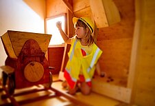 Kind spielt im besonderen Spielbereich "Bergwerk" im Familienhotel Amiamo im Salzburger Land.