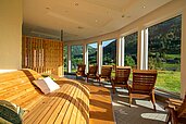 Ruhebereich mit Liegen im Wellnessbereich des Familienhotels Kirchheimerhof in Kärnten.