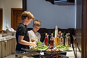 Zwei Jungs bedienen sich am Salatbuffet im Familienhotel Alpengasthof Hochegger