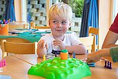 Kind spielt in der Kinderbetreuung im Familienhotel Lärchenhof in Tirol. 