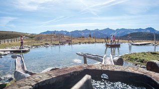 Familie beim Ausflug in den Erlebnispark Jochtal