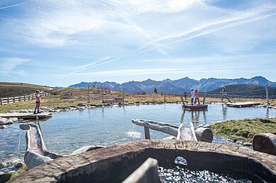 Familie beim Ausflug in den Erlebnispark Jochtal