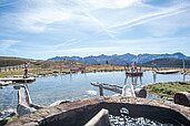 Familie beim Ausflug in den Erlebnispark Jochtal