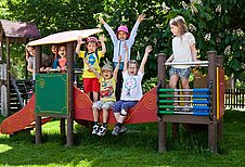 Kinder auf dem Spielplatz im Kinderhotel Bruckwirt in Oberösterreich.