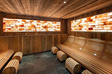 Gemütliche Sauna im Familienhotel Alphotel Tyrol Wellness & Family Resort in Südtirol.