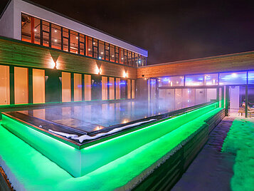 Der Skypool im Winter des Familienhotels Schreinerhofs.