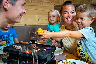 Raclette-Essen für die Familie im Alphotel Tyrol in Südtirol.