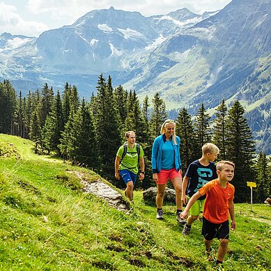 Familienurlaub in Österreich mit Kindern beim Wandern in den Bergen
