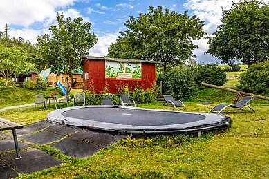 Ein großes Outdoor-Trampolin für Kinder im Familienhotel Ottonenhof im Sauerland.