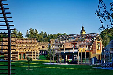 Chalets in moderner Holzoptik auf dem Gelände des Bernsteinreiter Schlossresort