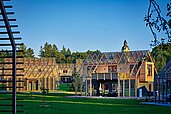 Chalets in moderner Holzoptik auf dem Gelände des Bernsteinreiter Schlossresort