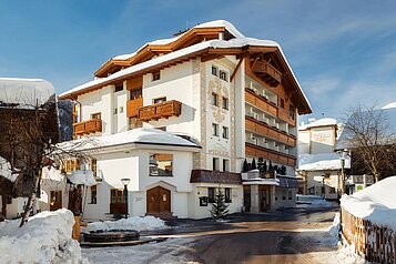 Außenansicht im Winter vom Adler Familien- & Wohlfühlhotel in Tirol.