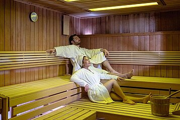 Drei Damen in der Sauna im Wellness- & Familienhotel Egger in Saalbach Hinterglemm.