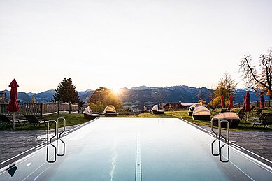 Panorama-Pool mit herrlichem Blick in die Allgäuer Berge im Familienhotel Allgäuer Berghof.