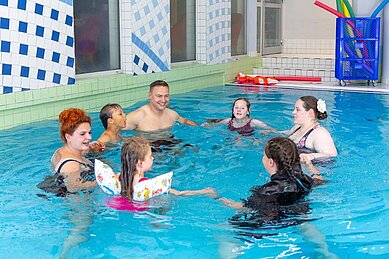 Familie Planscht im gemütlichen Hallenbad im Family Club Harz