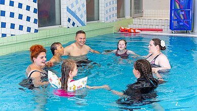 Familie Planscht im gemütlichen Hallenbad im Family Club Harz