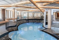 Lichtdurchflutetes Hallenbad des Familienhotels Kindl mit modernem Design und gemütlichen Ruhebereichen