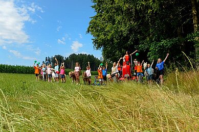 Der Hapy-Club ist als Camp in der Natur unterwegs und die Betreuer vom Familienhotel Ulrichshof sind natürlich mit dabei