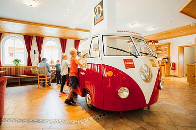 Kinder bedienen sich an der Auto-Bar im Kinderhotel Stefan an den alkoholfreien Getränken.