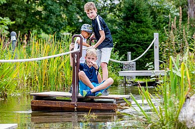 Kinder im Garten im Familienhotel Engel im Schwarzwald