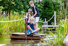 Kinder im Garten im Familienhotel Engel im Schwarzwald