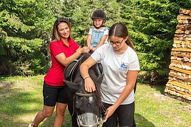 Mädchen reitet auf dem Pony im Familienurlaub im Alpengasthof Hochegger in Kärnten