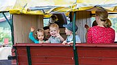 Familie bei einer Kutschenfahrt beim Urlaub im Familienhotel Landhuus Laurenz im Münsterland.