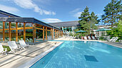 Schöner Pool im Sommer mit vielen Liegen zum entspannen im Familienhotel Sonnenhügel in der Rhön.