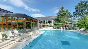 Schöner Pool im Sommer mit vielen Liegen zum entspannen im Familienhotel Sonnenhügel in der Rhön.