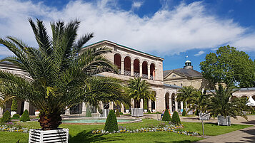 Blick über den Kurgarten der Stadt Bad Kissingen in Bayern auf das Kurhaus.