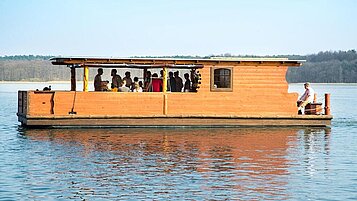 Die Flosstouren über den Labussee direkt am Familienhotel Borchard's Rookhus.