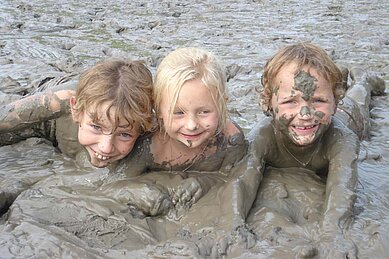 Die Kinder spielen im Matsch im Familienhotel Sonne Bezau Vorarlberg.