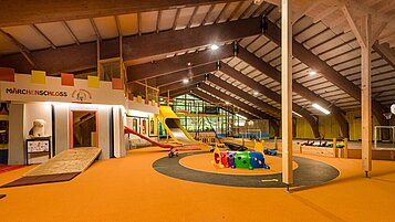 Indoorspielhalle mit einem Märchenschloss im Familienhotel Sonngastein in Bad Gastein.